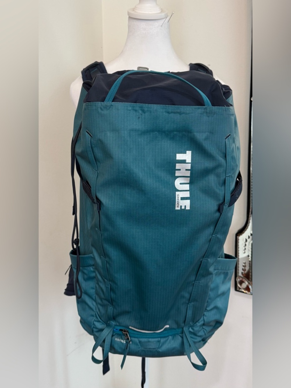 Thule Teal and Black Men's Outdoor Backpack